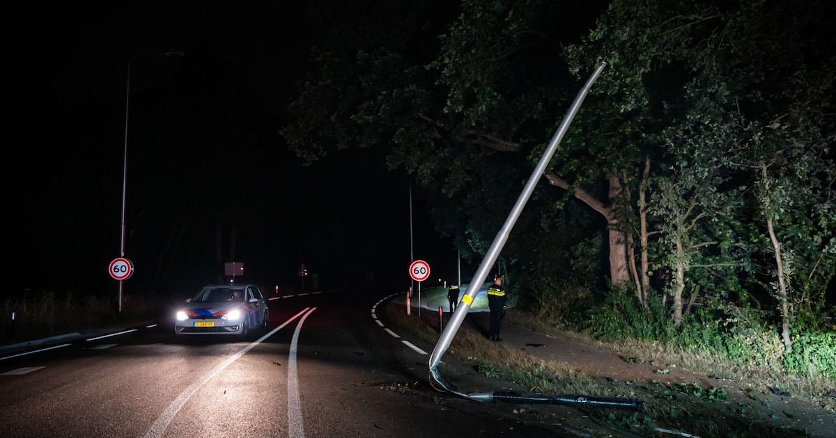 Lantaarnpaal beschadigd na botsing aan Utrechtseweg in Doorwerth