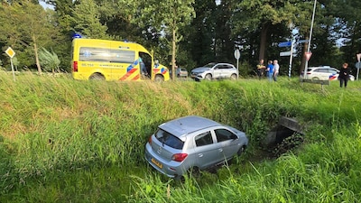 Auto in de sloot na botsing in Sinderen