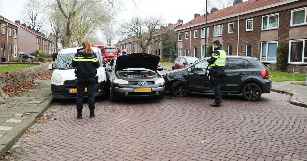 Drie auto’s eindigen tegen elkaar op weg in Apeldoorn