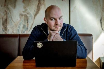 Maarten bedenkt de grappen voor Even tot hier: ‘Als je hier iets maakt, kan het ook echt impact hebben’