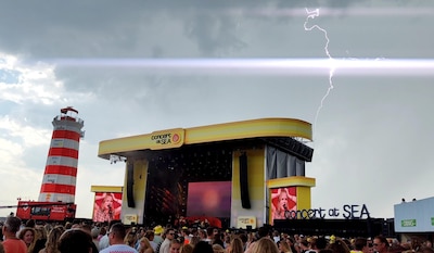 Concert at Sea kort ontruimd door bliksem, één medewerker naar ziekenhuis: ‘Voelde stroom door mijn arm’