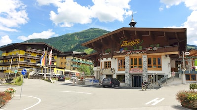 Doorgedraaide Nederlander (27) slaat boel kort en klein in Oostenrijkse winkel en valt medewerkers aan