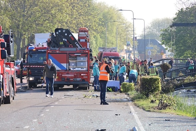Vrouw overleden bij bizar ongeluk: BMW ramt auto, rijdt door en raakt tweede voertuig, met fatale afloop