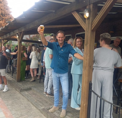 Proost! Ton Oomen neemt met stamgasten afscheid van zijn café