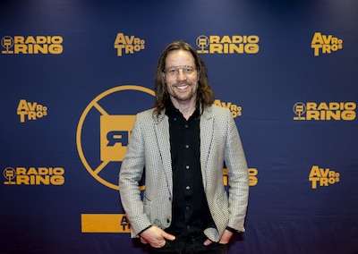 Giel Beelen reageert sportief op pittige grap over vriendin bij RadioRing, daarna schrikt zaal van nog scherpere grap