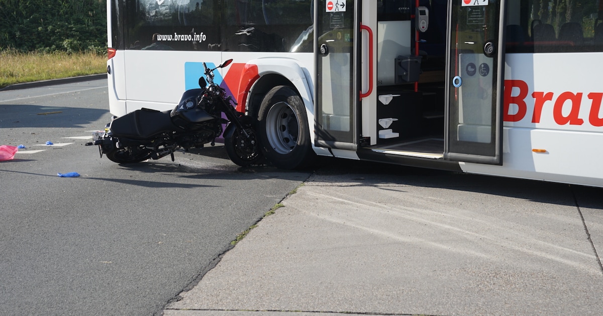 Motorrijder gewond na botsing met lijnbus op N324, weg afgesloten.