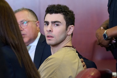 Rechter in New York schrapt twee aanklachten tegen moordverdachte Luigi Mangione