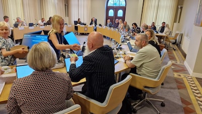 Milou (12) geeft opvolger cadeautje, dan zegt PVV van rol kinderburgemeester af te willen: ‘Bizarre 