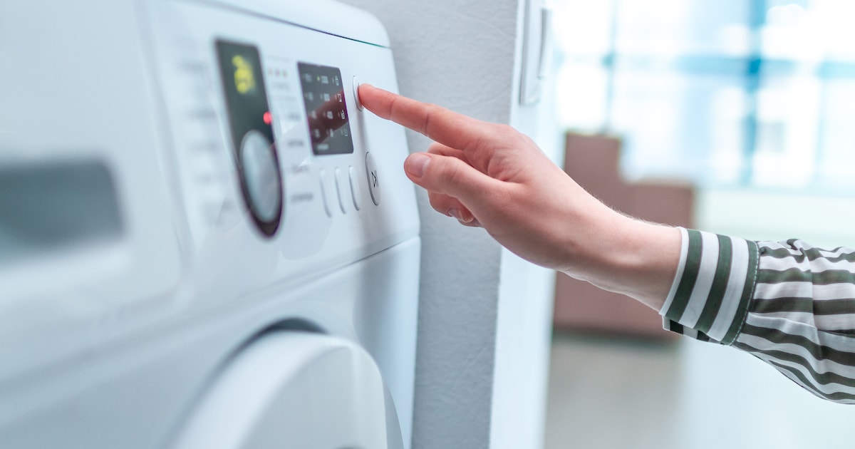 Man (37) blaast eigen badkamer op na experiment met wasmachine: ‘Dat het zo’n klap zou worden, had i