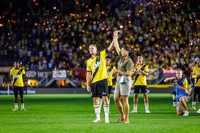 Kippenvelmoment: Rat Verlegh Stadion verandert in sterrenzee voor Mats Seuntjens en zijn vriendin
