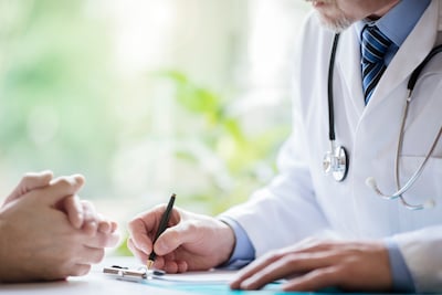 Fransman (25) doet zich voor als arts en verdient bijna miljoen euro met verkoop van valse doktersbriefjes