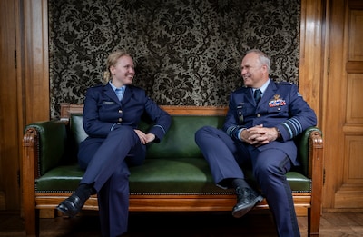 Dochter defensiebaas gaat leger in: ‘Zijn mensen die denken dat ik hier alleen maar ben door hem’