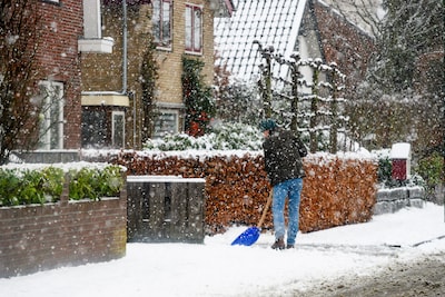 Premier Balkenende maande ons ooit onze stoep sneeuwvrij te maken, maar liet het zelf na