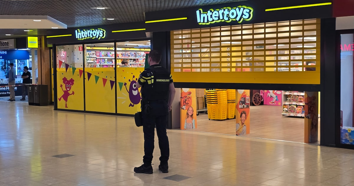 Schoten gelost recht voor speelgoedwinkel in winkelcentrum in Arnhem: gewonde naar ziekenhuis