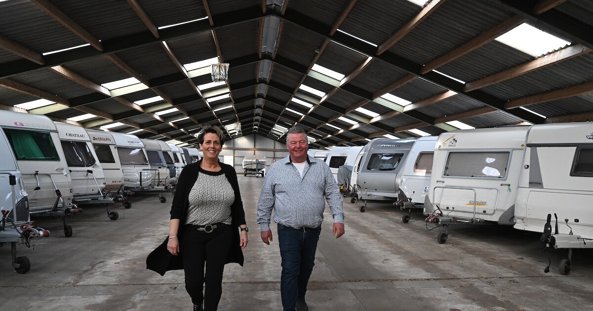De wereld stond op z’n kop, maar dankzij caravanstalling kijken Nancy en Theo positief naar de toeko