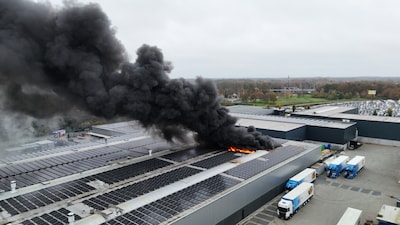 Grote brand op industrieterrein in Barneveld: snelweg A30 deels dicht, rook wordt wel minder