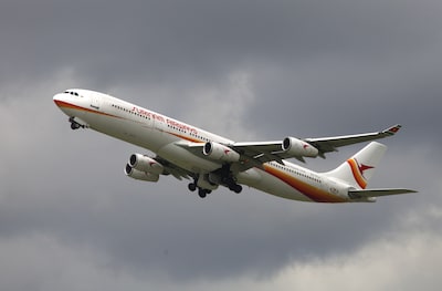 Gevluchte Nederlandse oud-directeur Surinaamse vliegmaatschappij vervolgd voor corruptie en oplichting