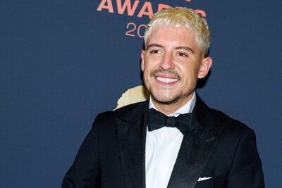 Lil Kleine zit aan de wangen van Gerard Joling en Francis van Broekhuizen viert de liefde