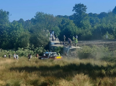 Passagierstrein ontspoord in zuiden van Engeland, wagons liggen op hun kant