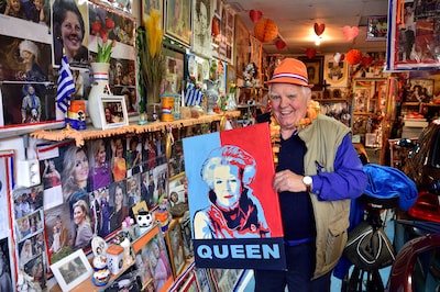 Een garage vol met 12.000 foto’s: om de liefde van Atje (81) voor het koningshuis kan niemand heen