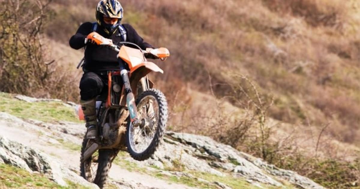 Mannen crossen illegaal met motoren in bos bij Wolfheze