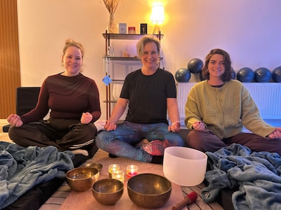 Decemberstress? Redacteuren Sanne en Debbie krijgen les in de ontspanschool van Ankelien