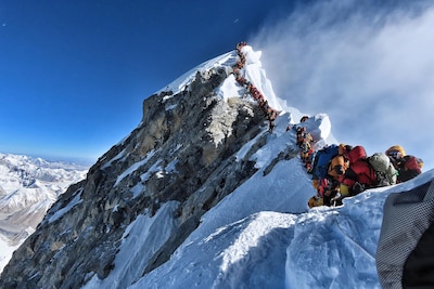 Enorm ijsblok van 30 meter blokkeert route naar top Mount Everest, vrees voor lange files