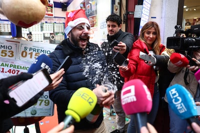 Inwoners Spaans dorp dat zwaar werd getroffen door bosbrand winnen samen 468 miljoen euro in kerstloterij