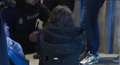 Nederlandse zakt huilend in elkaar na straatroof in Madrid, jongeman weet overvaller te pakken