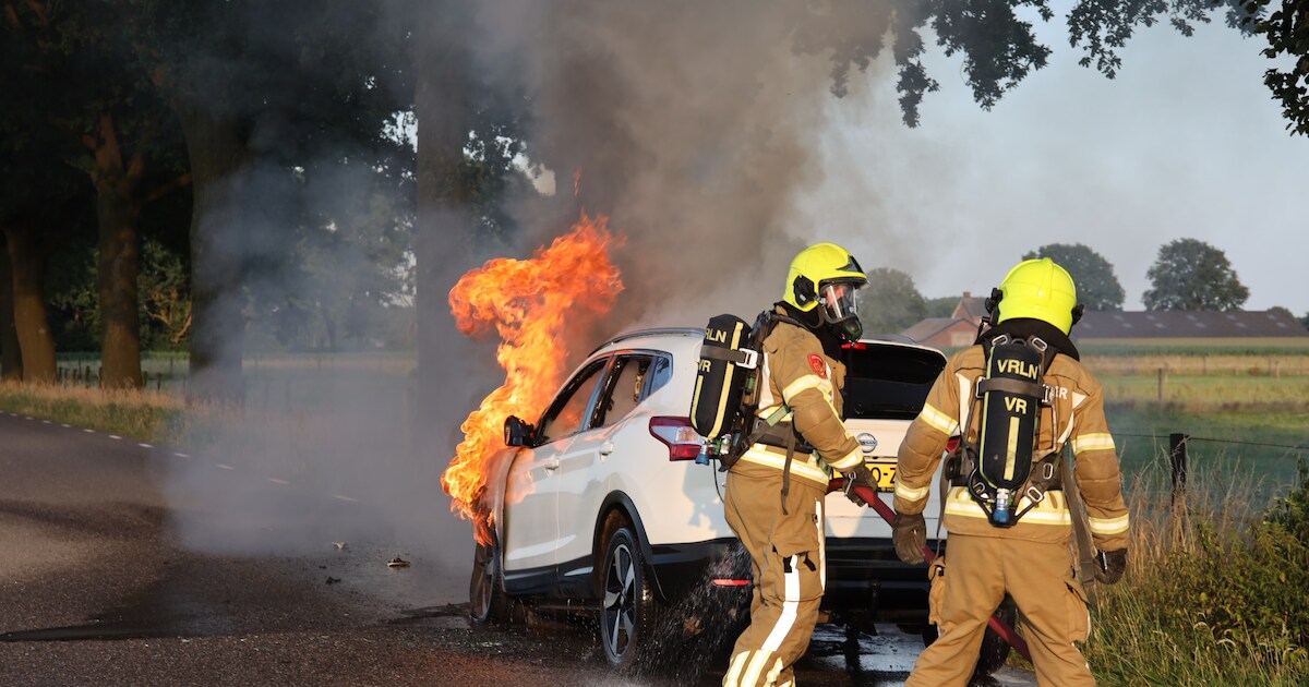 Auto volledig verwoest door autobrand in Ottersum