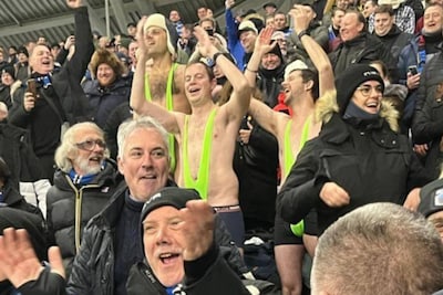 Voetbalfans in Borat-kostuum na 5 dagen cel vrijgelaten in Kazachstan: ‘We zijn opgelucht’