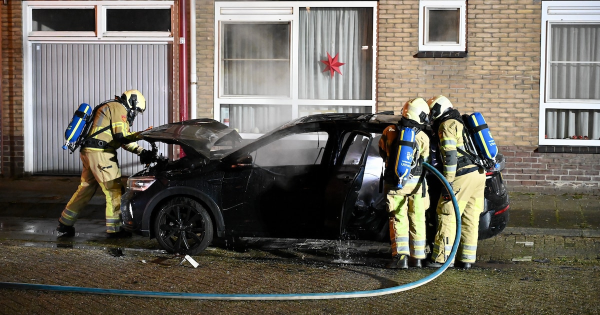 Auto volledig uitgebrand midden in Nieuwegeinse woonwijk