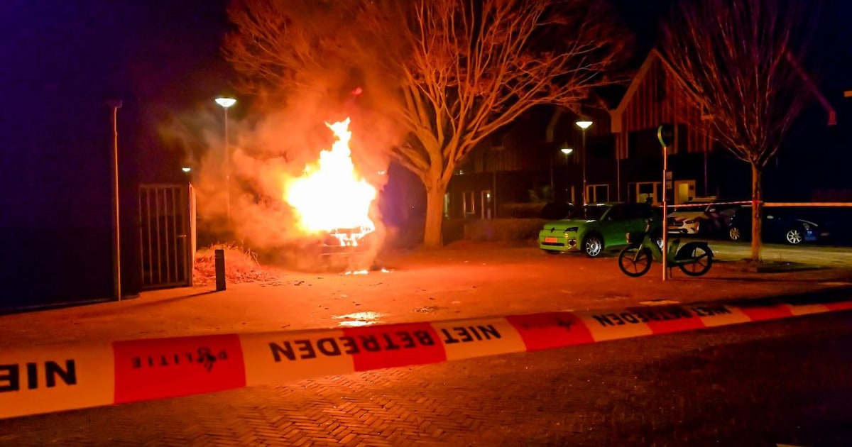 Auto volledig uitgebrand aan de Wattstraat