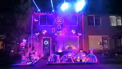 Patrick (30) en gezin toveren huis om tot halloweenshow: 'Ongeveer 4000 lampjes'
