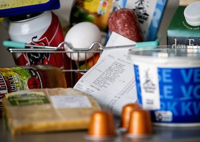 Olijfolie, benzine en internationale vluchten goedkoper geworden
