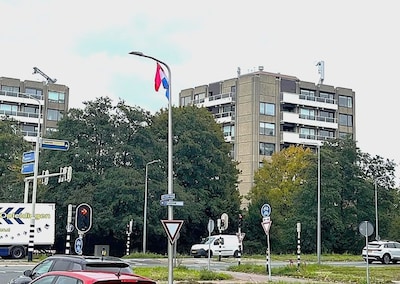 Uithoorn ’s nachts volgehangen met Nederlandse vlaggen, ook gemeentehuis bestickerd