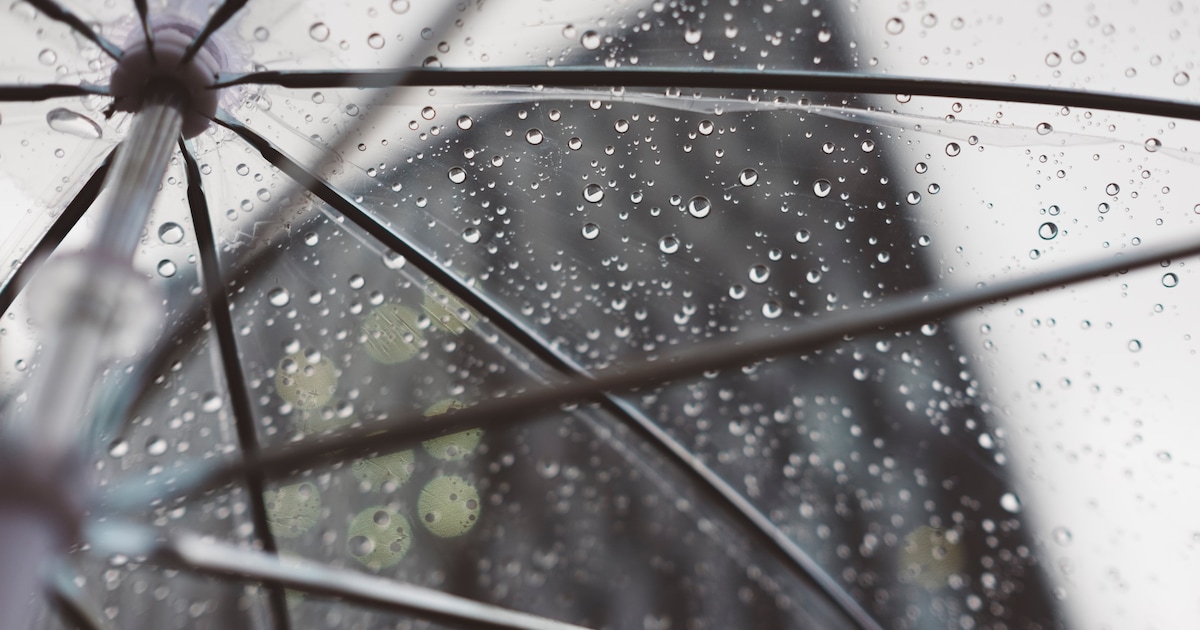 Zwaar bewolkt met wat lichte regen in Rhenen in de avond