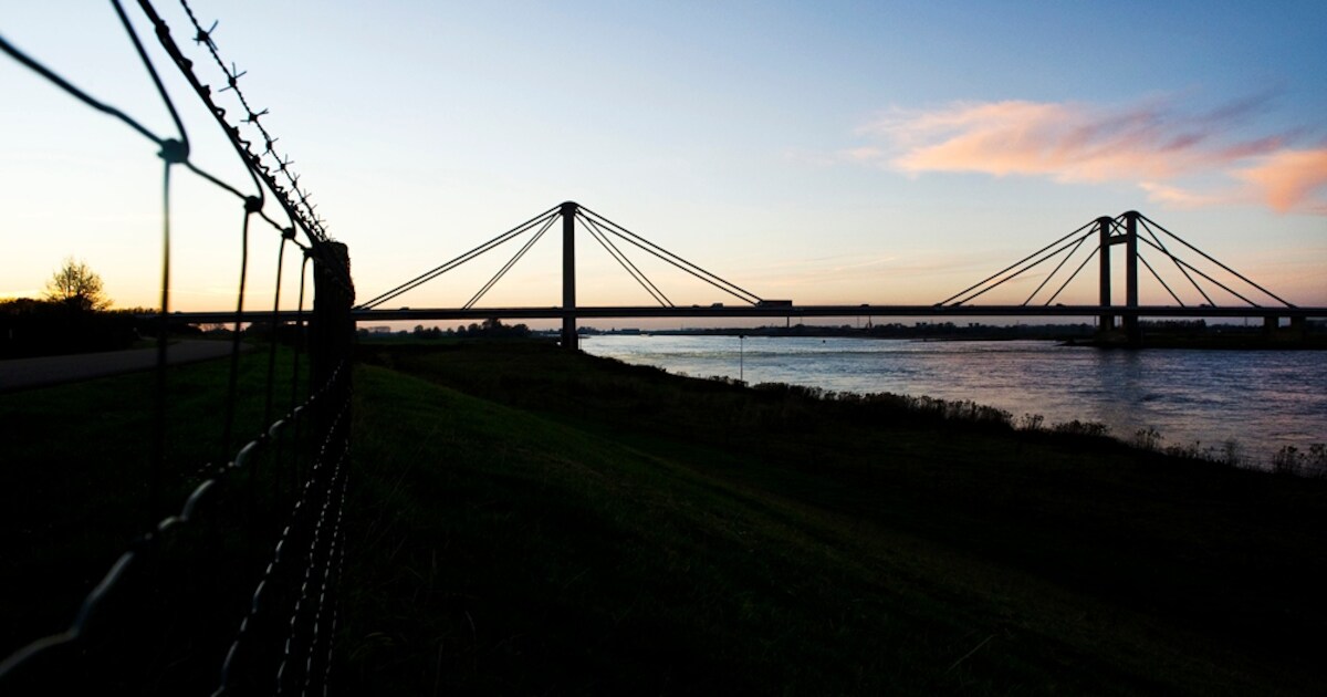 ProRail sluit pad spoorbrug
