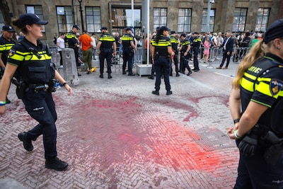 LIVE Prinsjesdag | Activisten gooien rode verf op route van rijtoer Prinsjesdag