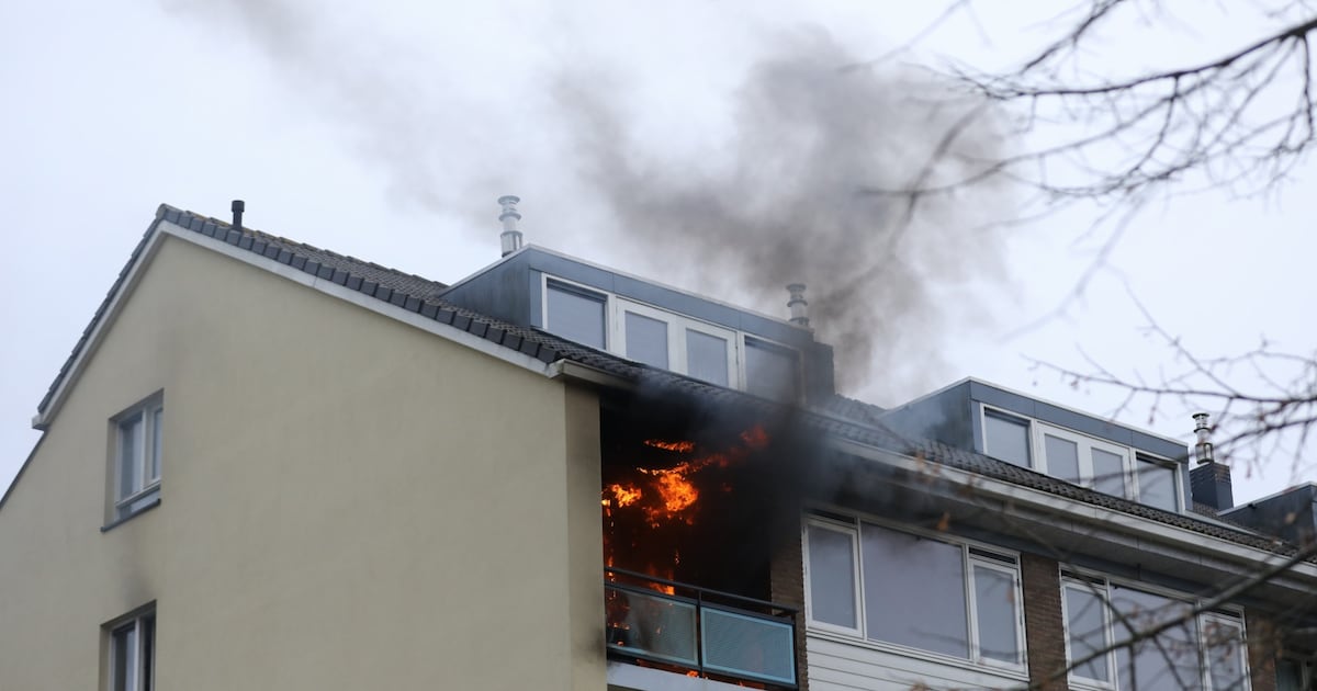 Vlammen slaan uit woning in flatgebouw in Baarn