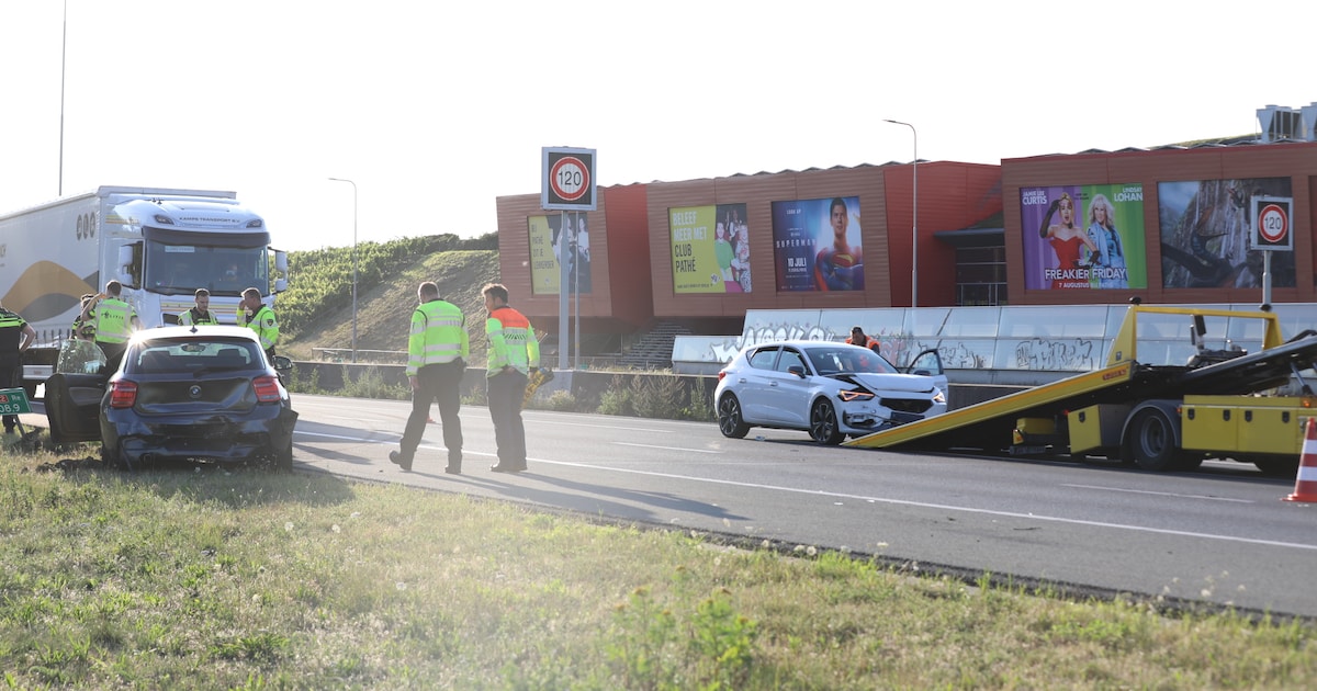 Kop-staartbotsing op Haaksbergerstraat Enschede: auto zit onder de verf, weg deels afgesloten.