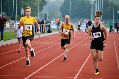 Henny (80) loopt een nieuw Nederlands record op de 100 meter sprint voor mannen 80-84 jaar