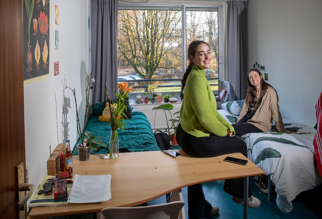 Esther en Clara leven samen op een studentenkamer van 13 vierkante ...