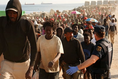 Spanje vraagt EU-grensbewaking om bijstand voor controleren migranten in Ceuta