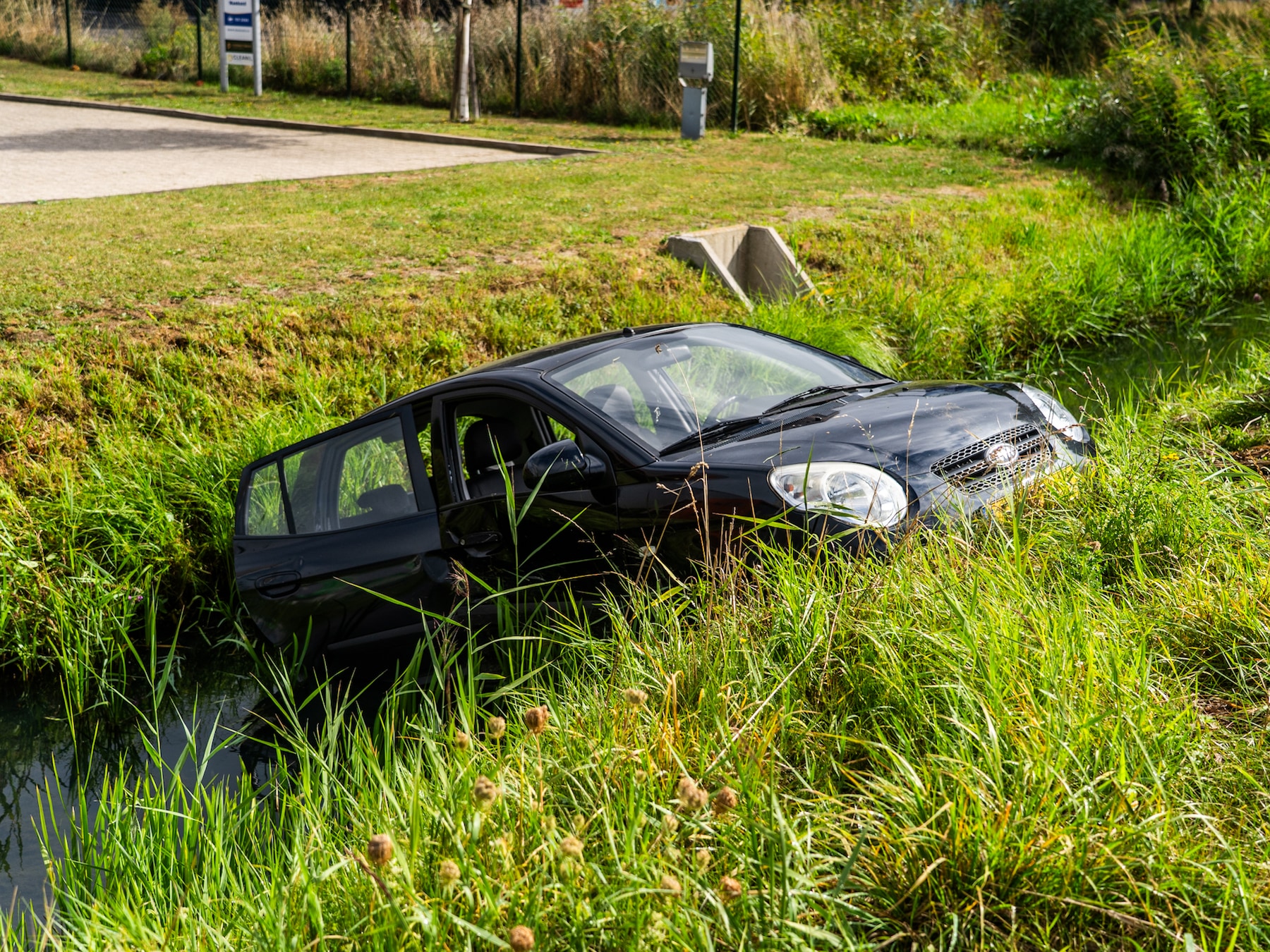 Auto in de sloot na ongeval op Wezelpad in Wijchen
