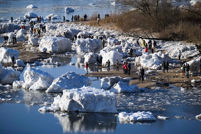 Reusachtige ijsblokken op Elbe in Duitsland zorgen voor spektakel én kopzorgen