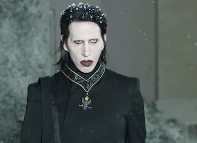 Terwijl Parijs stilstaat bij Vrouwendag, opent Marilyn Manson modeshow: pers gelooft ogen niet