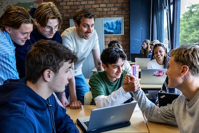 450.000 volgers, een hoogzwangere vrouw en eindexamens: leraar Roy (34) vanaf nu ook op televisie