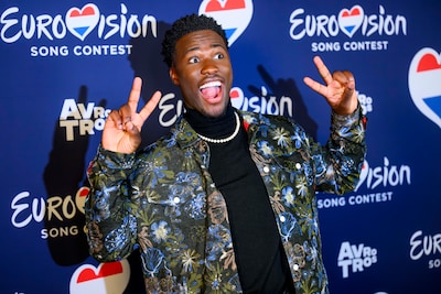 Geen omroep die wil, toch heeft NPO nog opties om opvolger van Claude te vinden voor het songfestival van volgend jaar