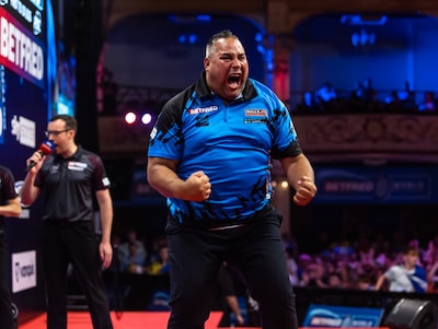 Darter Jermaine Wattimena uit Westervoort wint Players Championship en heeft eindelijk eerste PDC-titel te pakken